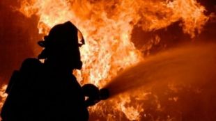 Пожар бушува близо до военноморската база в Крит