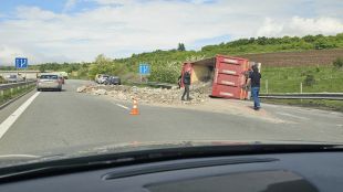 Камион се обърна и разпиля товар на магистрала "Струма"