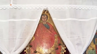 Чудо на Възкресение: Миро потече от 160-годишна икона