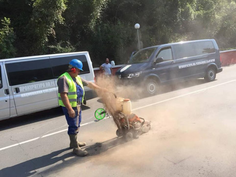 Под надзора на прокуратурата работници пак взеха проби от асфалта в опасния участък.