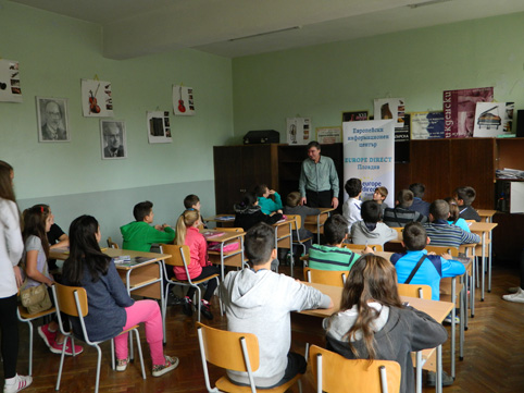 От МОН настояват НАП и други институции да събират информация за децата, които са в училищна възраст.