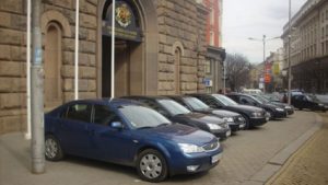  Служебни автомобили от различни ведомства, паркирани пред Министерски съвет. Снимка: Архив „Труд”