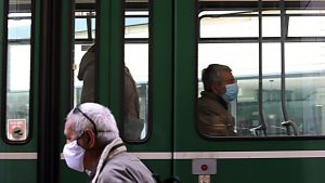  Повечето столичани спазват правилата и носят маски в градския транспорт.