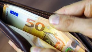  В Мароко останалите без работа и плащали осигуровки до февруари ще получат по 200 евро безвъзмездна помощ.