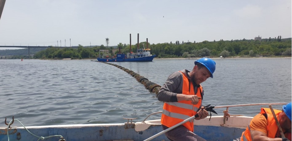Ремонтът на авариралия тръбопровод във Варненското езеро тече от седмица. Въпреки продължаващия 9 месеца разлив на отходни води морето пред градските плажове е чисто, показват първите за сезона проби, взети от РЗИ. 