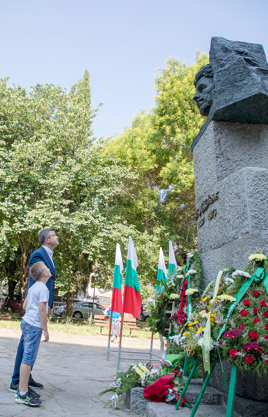 Народният представител Радостин Танев със сина си пред паметника на Васил Левски в Стара Загора