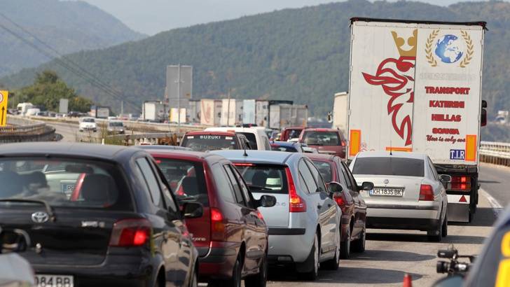 Катастрофа блокира движението на автомагистрала Хемус“. Автомобил, движещ се в