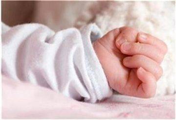 Млада майка хвърли 4-месечното си бебе от тераса в Златица,