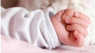 Млада майка хвърли 4 месечното си бебе от тераса в Златица