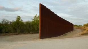 Пентагонът заяви че отменя строителството на части от граничната стена