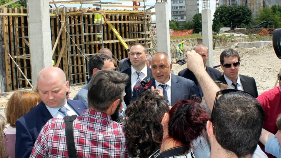 Борисов нагледа строежа на Арена Шумен, обеща пари за старчески дом - Труд