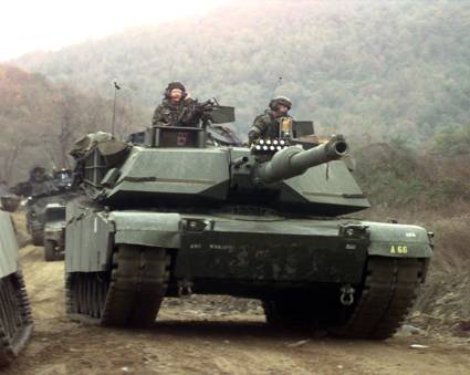 Танкове Western Abrams и Leopard затънаха в кал в Украйна