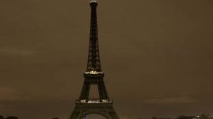 Светлините на Айфеловата кула ще бъдат изключвани по рано вечер Мярката