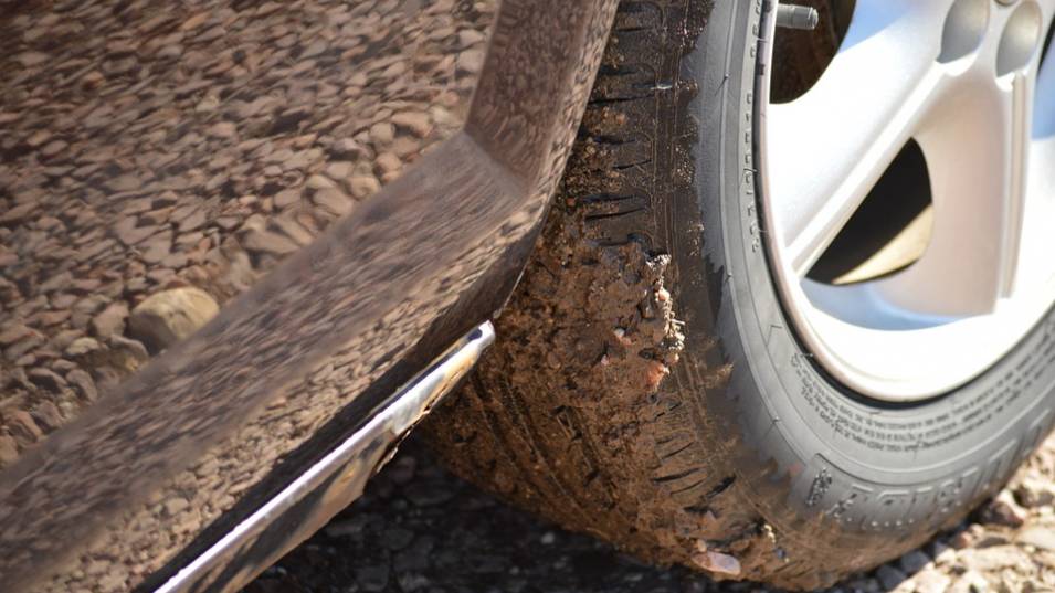 Срязаха гумите на паркиран автомобил в Перник, съобщават от МВР. Собственичката