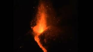 Вулканът Етна изригна за 14 и път този месец изхвърляйки лава