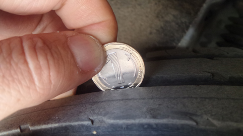 Ако жълтата част на монетата потъне докрай в шарките в лятната гума, значи е спазено изискването от 1,6 мм. Снимки: Цветан Томчев