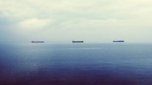 Около 400 тона петрол са се разлели в Жълто море