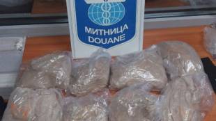 Задържаха българка с над 3 кг хероин на летище София