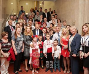  Много е важно децата да не прекъсват връзката с България и да не забравят родния език, културата, традициите и обичаите, каза президентът Румен Радев на среща с наши сънародници, живеещи в Санкт Петербург.