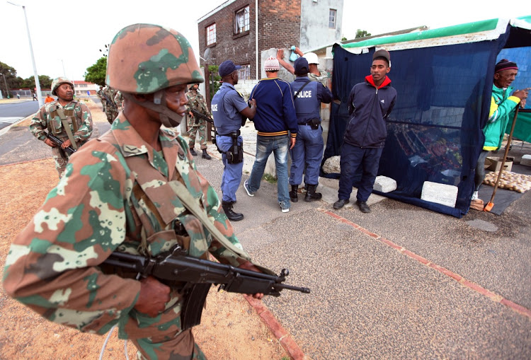 ЮАР изкарва армията по улиците на Кейптаун срещу гангстерските банди - Труд