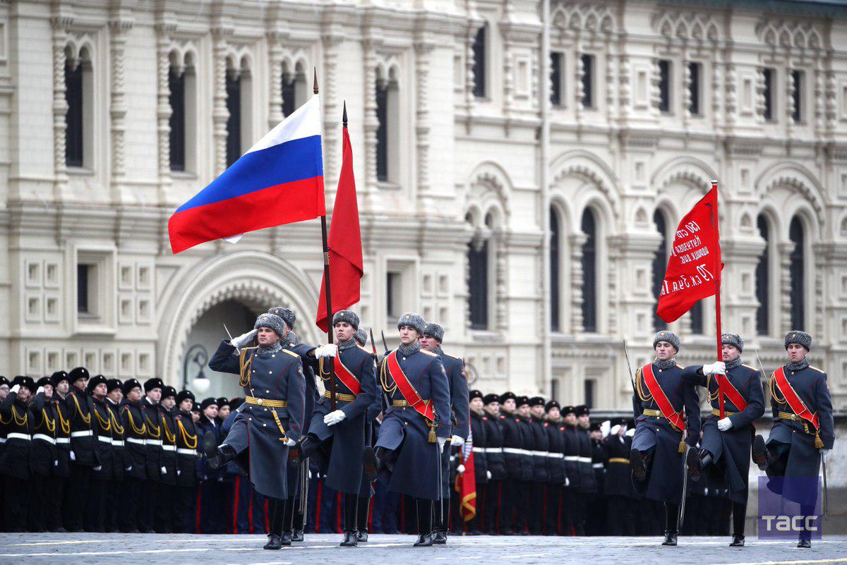 Где проходил военный парад 7 ноября. Парад 7 ноября 1918 года в Москве на красной площади. Парад в Москве 7 ноября. Парад на красной площади. Парад на 23 февраля в Москве.