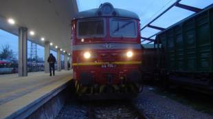 Влакът от Добрич за София е катастрофирал при маневра на