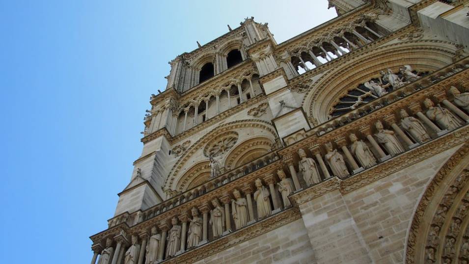 Католическата епархия в Париж заяви, че търси до 6 милиона