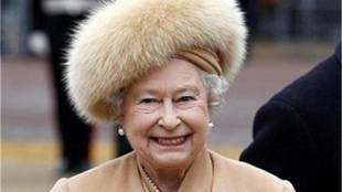 Британската кралица Елизабет Втора посети новия самолетоносач на кралския военноморски