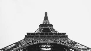 Три етажа от Айфеловата кула в Париж и площада под