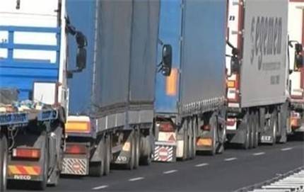 Трети украински шофьор на камион е починал при блокадите на