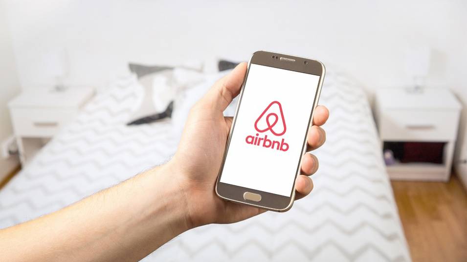 Акциите на Еърбиенби (Airbnb) се сринаха с цели 6 на