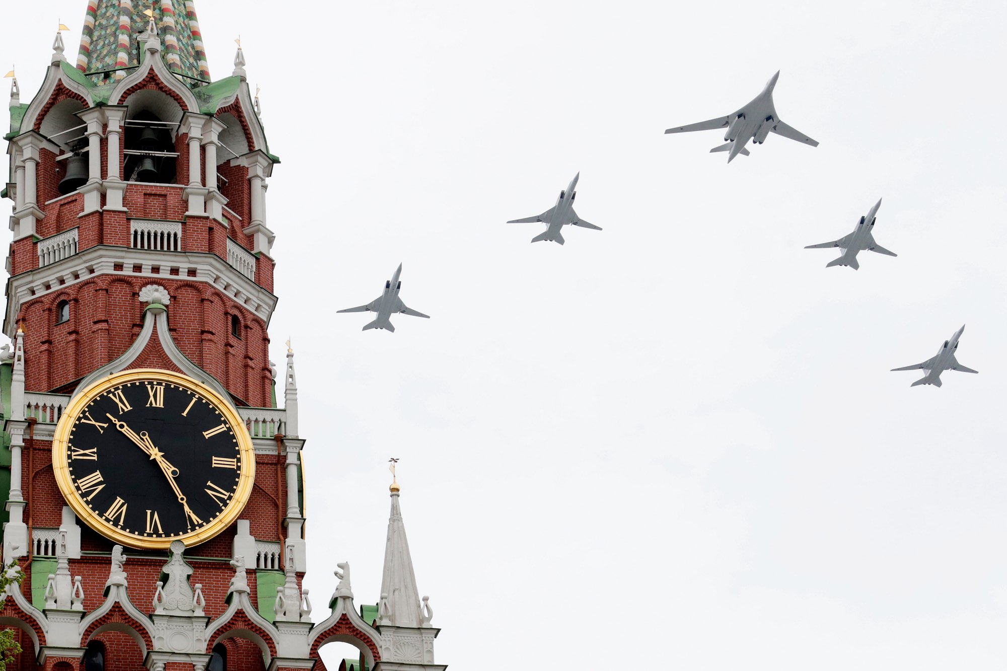 9 май кремль. Спасская башня Кремля салют. Самолеты над Кремлем. Самолеты над красной площадью. Самолеты над Кремлем парад.