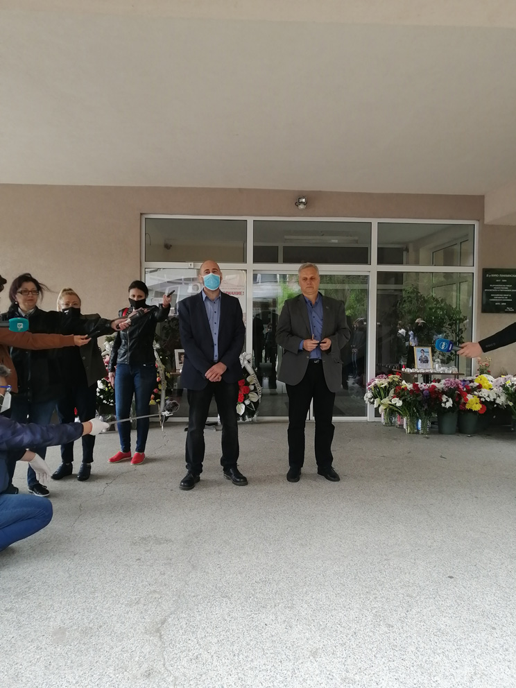  Директорът на областната болница д-р Петров (вдясно) и председатлят на БРС - Сливен д-р Сотиров изказаха съболезнования на семейството и колегите от инфекциозното отделение, където е работила д-р Иванова.