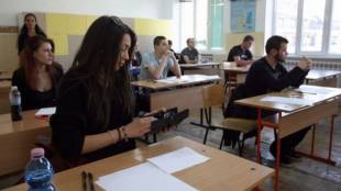 Министърът на образованието Николай Денков е призовал в лични телефонни