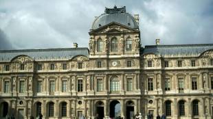 Бившият директор на Лувъра беше обвинен за съучастие в трафик