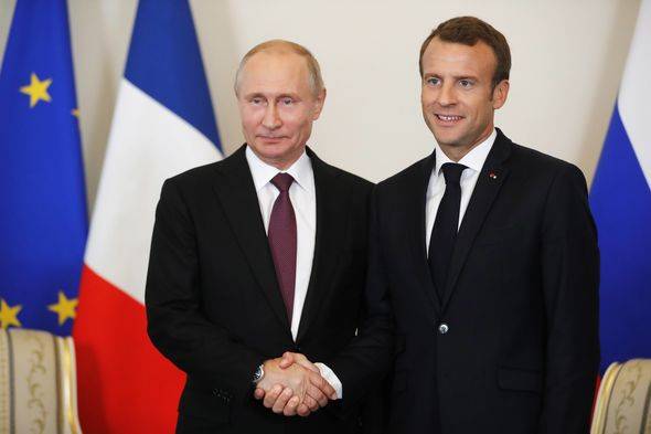 Руският президент Владимир Путин поздрави френския си колега Еманюел Макрон,