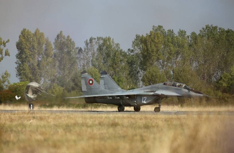 Няма опасност МиГ-29 да спрат да летят, каза командирът на