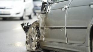 Катастрофа между лек автомобил и мотоциклет затруднява движението на АМ
