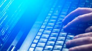 Украйна съобщи за мащабна кибератака срещу ключови правителствени уебсайтове Във фейсбук