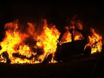 Автомобил с пловдивска регистрация горя в центъра на София. Инцидентът