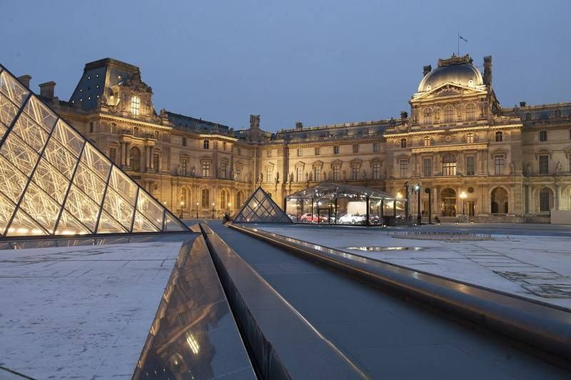 Лувърът в Париж, най-големият музей в света, затвори извънредно врати