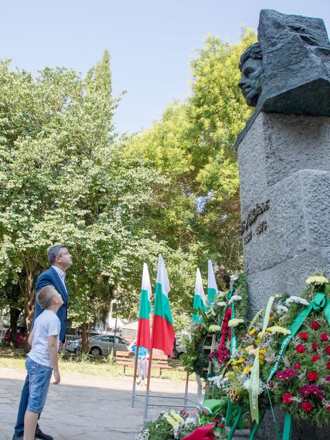 Народният представител Радостин Танев със сина си пред паметника на Васил Левски в Стара Загора