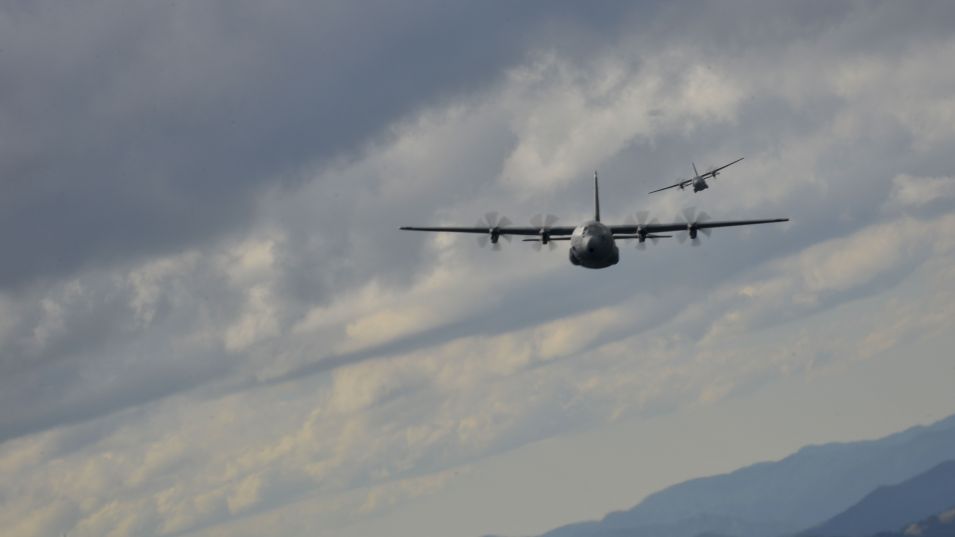 Два американски стратегически бомбардировача B-52 Стратофортрес са направили обиколка на