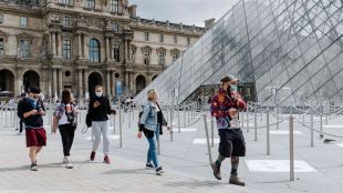 Властите в Париж обявиха отмяна на пиротехническото шоу и празничните