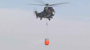 Военен хеликоптер участва в гасенето на пожар край асеновградското село