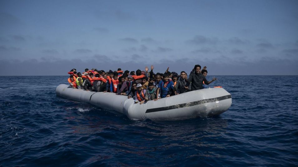 Мащабна операция за спасяването на около 500 нелегални мигранти се