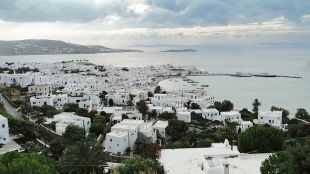 Бизнесът на остров Миконос се надпреварва с времето да разруши