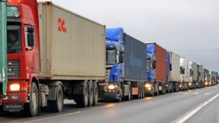Движението по пътя Самоков Клисура е затруднено Камион блокира