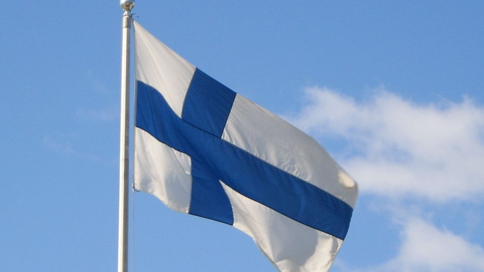 Финландия официално стана член на НАТО, съобщава Deutsche Welle.Знамето на
