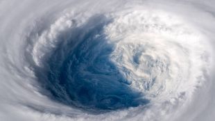 Мощен тайфун се приближава към бреговете на южни японски острови